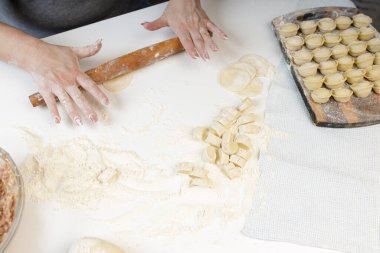 Mutfakta dekorasyonsuz ev yapımı börekler. Kıyma, sığır eti ve tavukla hamur tatlısı yapmak.