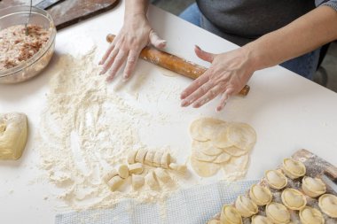 Mutfakta dekorasyonsuz ev yapımı börekler. Kıyma, sığır eti ve tavukla hamur tatlısı yapmak.