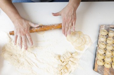 Mutfakta dekorasyonsuz ev yapımı börekler. Kıyma, sığır eti ve tavukla hamur tatlısı yapmak.