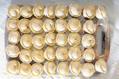 Mutfakta dekorasyonsuz ev yapımı börekler. Kıyma, sığır eti ve tavukla hamur tatlısı yapmak.