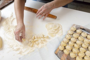Mutfakta dekorasyonsuz ev yapımı börekler. Kıyma, sığır eti ve tavukla hamur tatlısı yapmak.