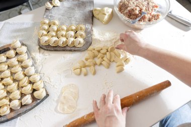 Mutfakta dekorasyonsuz ev yapımı börekler. Kıyma, sığır eti ve tavukla hamur tatlısı yapmak.