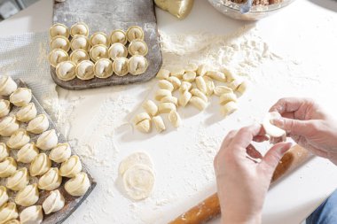 Mutfakta dekorasyonsuz ev yapımı börekler. Kıyma, sığır eti ve tavukla hamur tatlısı yapmak.