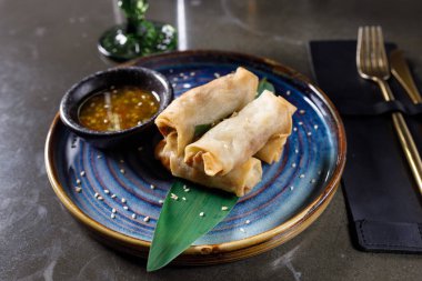 Biftekle doldurulmuş kızarmış krep ve sos.