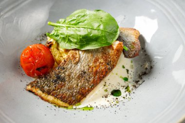 Fırında taze lahana ve süt soslu Dorada fileto.