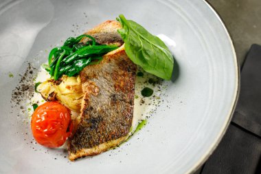 Fırında taze lahana ve süt soslu Dorada fileto.