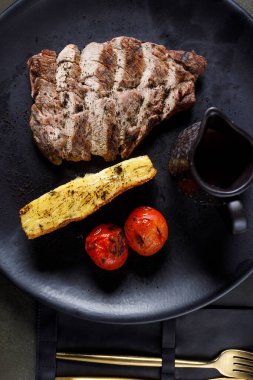 Biber soslu domuz filetosu ve patates graten.