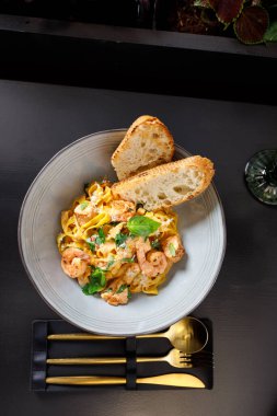 Soslu ve ekmekli karides makarna