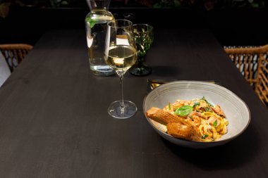 Soslu ve ekmekli karides makarna