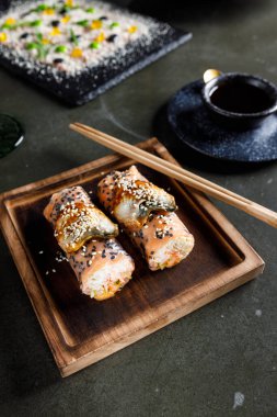 Somon, karides ve yılan balıklı börekler.