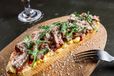 Biberli biftek ve fırında biber.