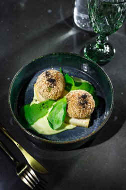 Köfteli patates püresi, otlu ve ıspanaklı.