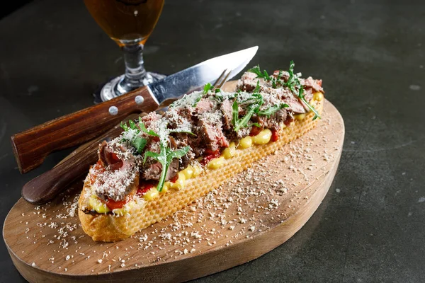 Bruschetta Med Rostbiff Och Bakad Paprika — Stockfoto