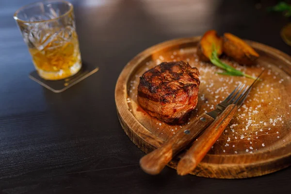 Filet Mignon Medium Sällsynt Serveras Träplatta Med Bakad Potatis — Stockfoto