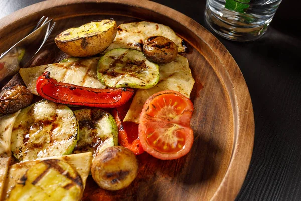 Uppsättning Bakade Grönsaker Zucchini Tomat Potatis Bell Pepper Träplatta — Stockfoto