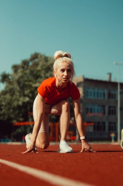 Güzel genç sarışın koşmaya hazırlanıyor.