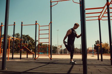 Sporcu çocuk yatay barda dersten önce ısınıyor.