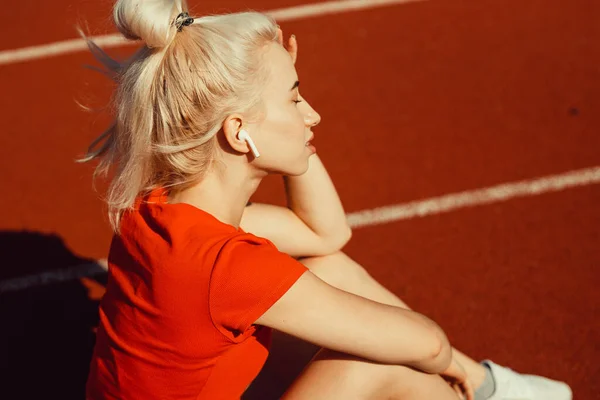 Joven Hermosa Chica Haciendo Calentamiento Antes Deportes Ejercicio Estadio Escuela — Foto de Stock