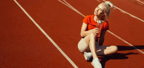 Ung Vacker Blond Sitter Joggingbana Med Flaska Vatten Händerna — Stockfoto