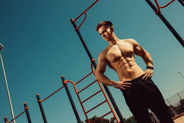 Guy Beautiful Athletic Body Posing While Standing Next Horizontal Bars — Stock Photo, Image