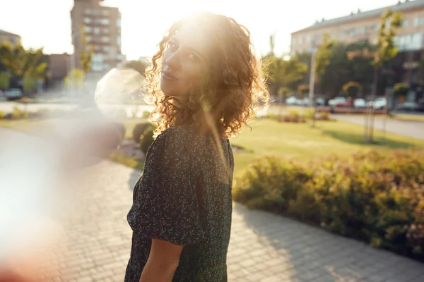 Portretten Van Een Charmant Roodharig Meisje Met Sproeten Een Mooi — Stockfoto