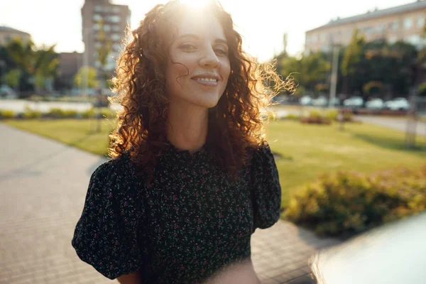 Retratos Una Encantadora Chica Pelirroja Con Pecas Una Cara Bonita — Foto de Stock