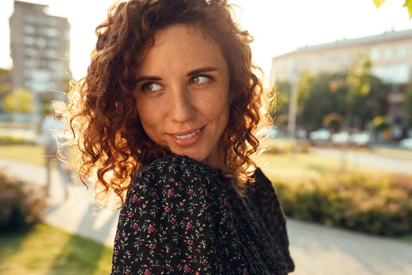 Çekici Kıvırcık Saçlı Elbiseli Çilli Kız Şehir Merkezindeki Kameraya Farklı — Stok fotoğraf