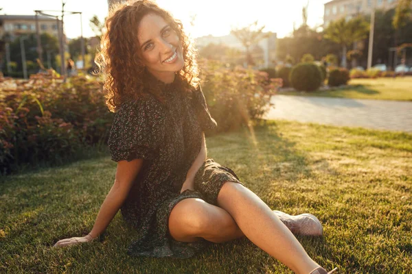 Adorable Rizado Pelirroja Chica Con Pecas Vestido Disfruta Buen Tiempo —  Fotos de Stock