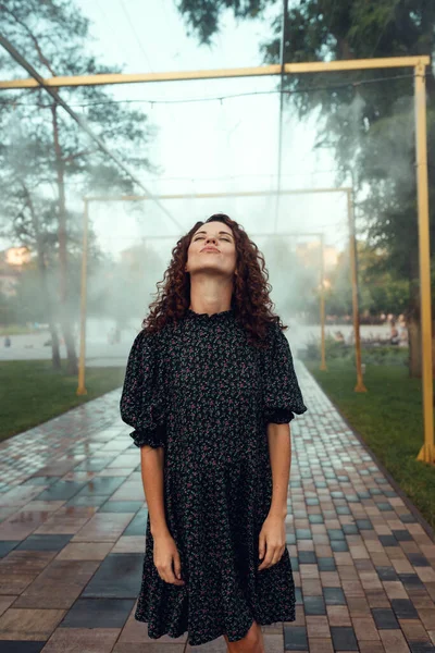 Schattig Roodharig Krullend Meisje Verheugt Zich Onder Het Water Mist — Stockfoto