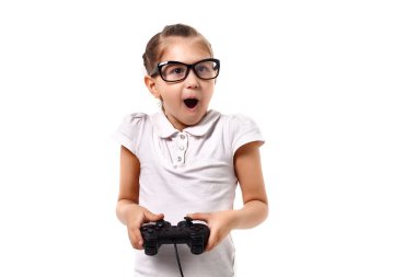 Gamepad tarafından genç küçük kız oyun video oyunu