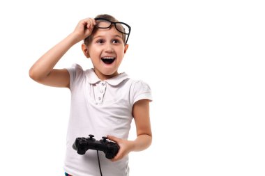 Gamepad tarafından genç küçük kız oyun video oyunu