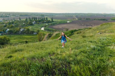 çayır üzerinde çalışan küçük kız