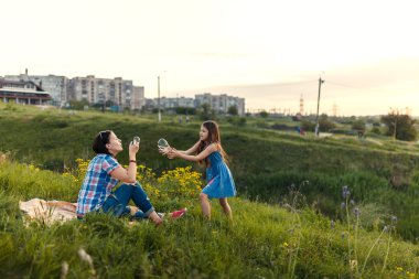 Anne ve kızı sabun köpüğü üfleme
