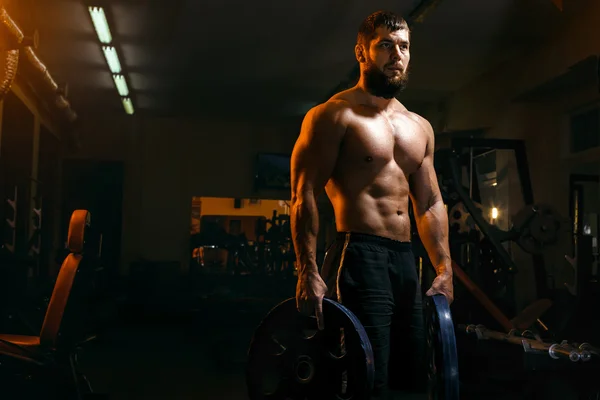 Bodybuilder dans la salle de gym exercice haltère — Photo
