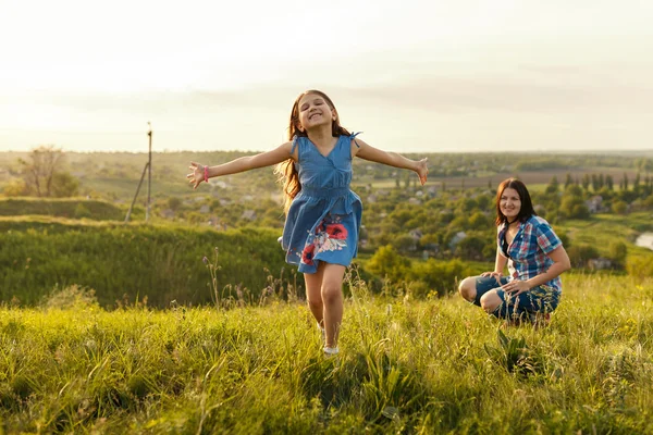 Petite fille courant sur la prairie — Photo