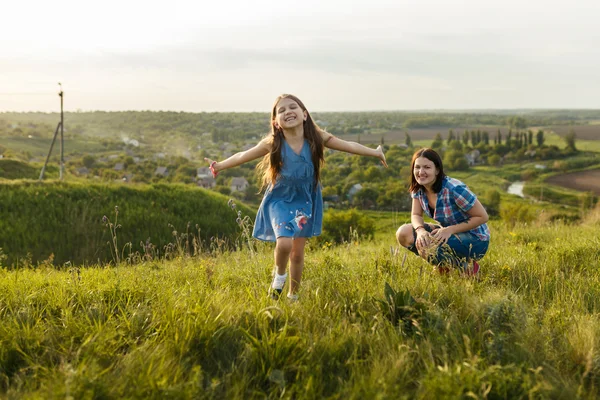 Little girl running on meadow — Stock Photo, Image