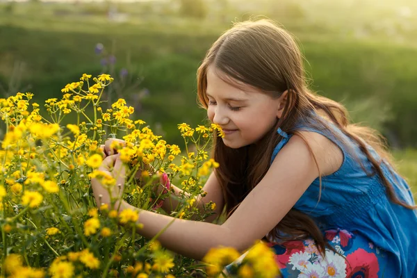 黄色の花の臭いがする少女 — ストック写真