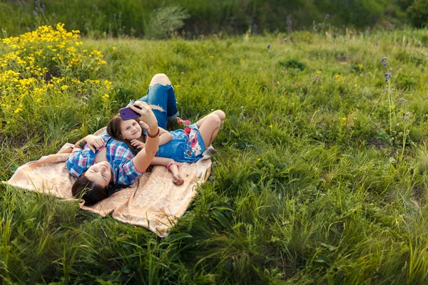 Μητέρα και κόρη κάνει selfy στην κουβέρτα — Φωτογραφία Αρχείου