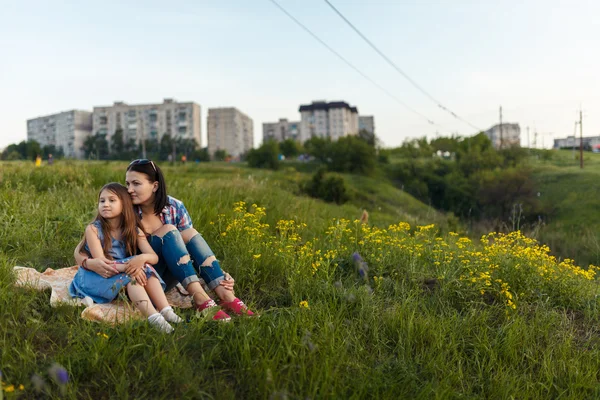 Lánya egy ujjal mutat valami érdekes — Stock Fotó