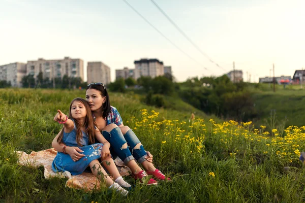 Дочка вказує пальцем на щось цікаве — стокове фото