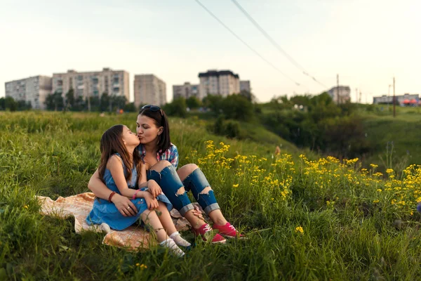 Kleines süßes Mädchen mit ihrer Mutter bei Sonnenuntergang — Stockfoto