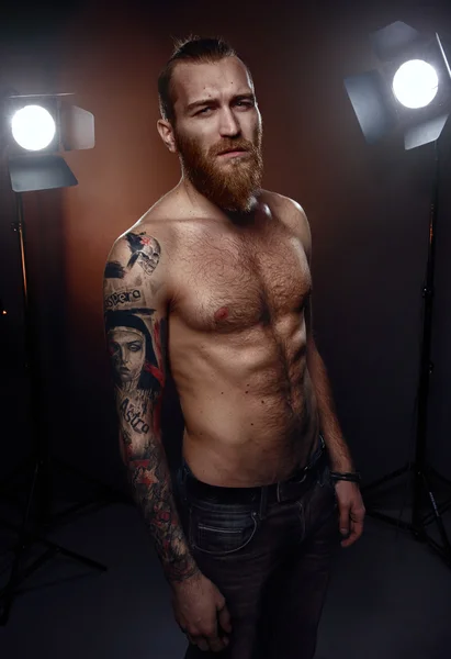 Tatoué gars avec une barbe — Photo