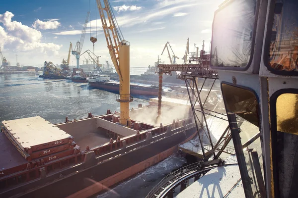 Kornverladung im Kornspeicher auf dem Schiff lizenzfreie Stockfotos