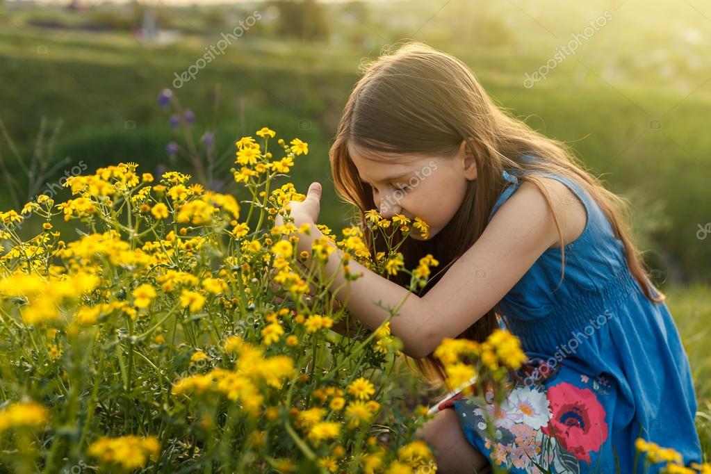 Petite Fille Sentir Une Fleur Jaune Photographie Toxicoz