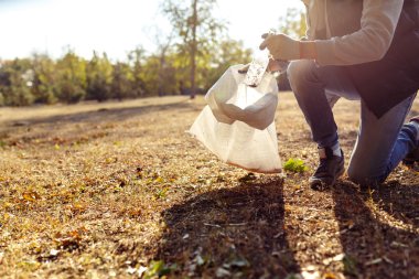 genç adam çöp toplama