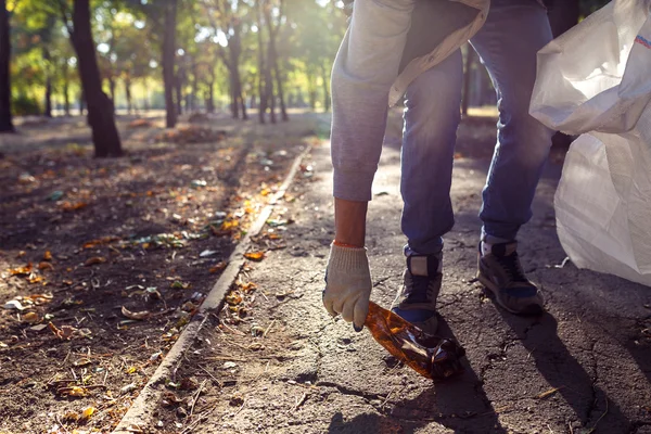 Joven recogiendo basura — Foto de Stock