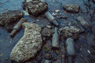 Çöp düşük tide plaj