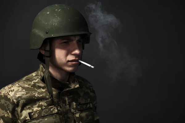 Porträt. ein Soldat mit einer Zigarette im Mund Stockbild