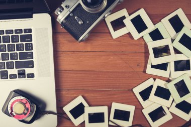 eski fotoğraf kamera, dizüstü bilgisayar ve fotoğraf slaytlar bileşimi