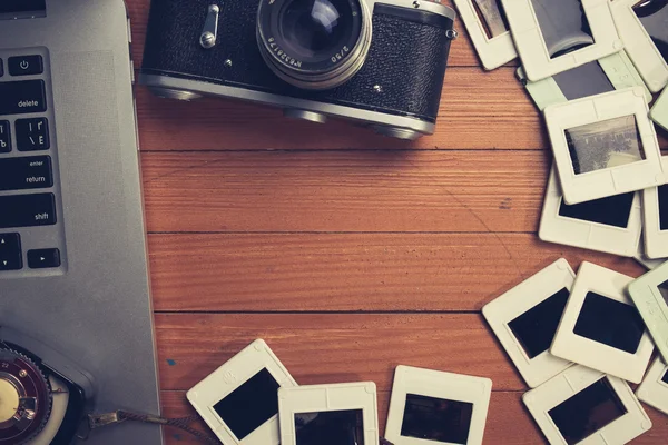 Composizione di vecchie fotocamere, laptop e diapositive fotografiche — Foto Stock